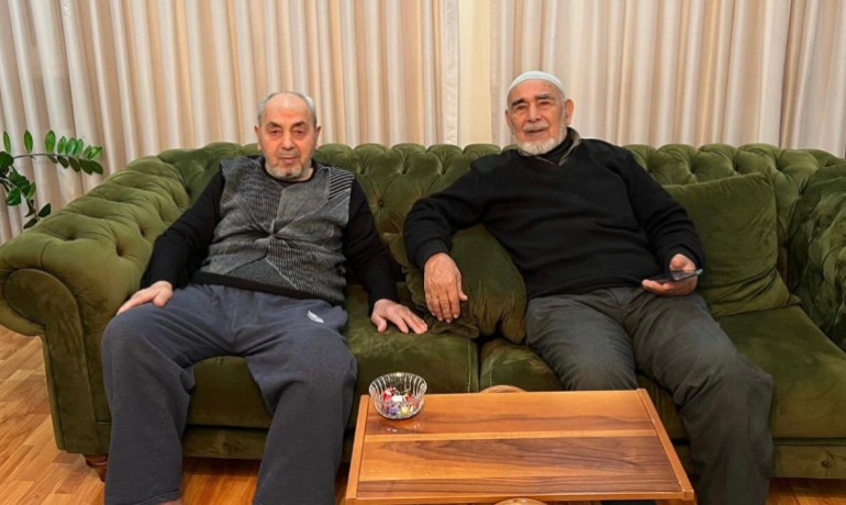 Ayah Rumeysa Otoman Ahmet Arkin (L) bersama saudaranya Sebhattin Arkin (R) yang selamat dari gempa bumi di Hatay dan tinggal bersama mereka di Bursa (Credit Rumeysa Otoman/Al Jazeera)