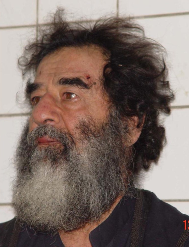 Una foto de Saddam Hussein después de su captura