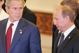 U.S. President George W. Bush (L) and Russian Prime Minister Vladimir Putin are seen in the Great Hall of the People before a reception in honour of the 2008 Summer Olympic Games in Beijing August 8, 2008. REUTERS/Larry Downing (CHINA)