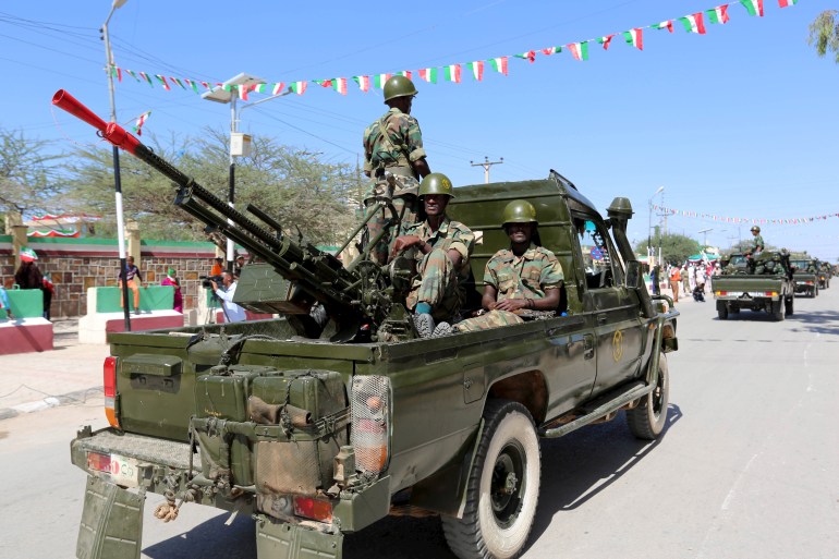 Uçaksavar makineli tüfeğiyle donanmış bir askeri kamyon, 18 Mayıs 2015'te başkent Hargeysa'da Somali'den ayrılan Somaliland ülkesinin ilan ettiği 24. bağımsızlık gününü kutlamak için bir sokak geçit töreni sırasında geçiyor.