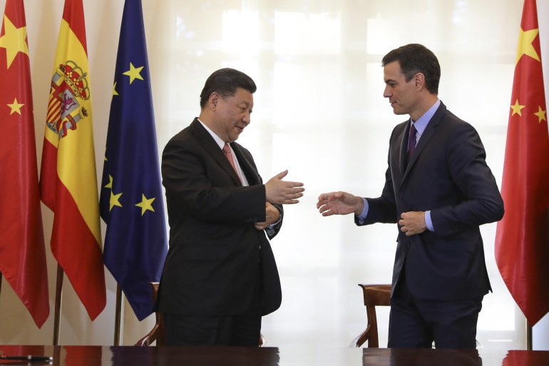 Presiden Tiongkok Xi Jinping dan Perdana Menteri Spanyol Pedro Sanchez berjabat tangan pada akhir upacara penandatanganan di Istana Moncloa di Madrid, Spanyol 28 November 2018. REUTERS/Susana Vera