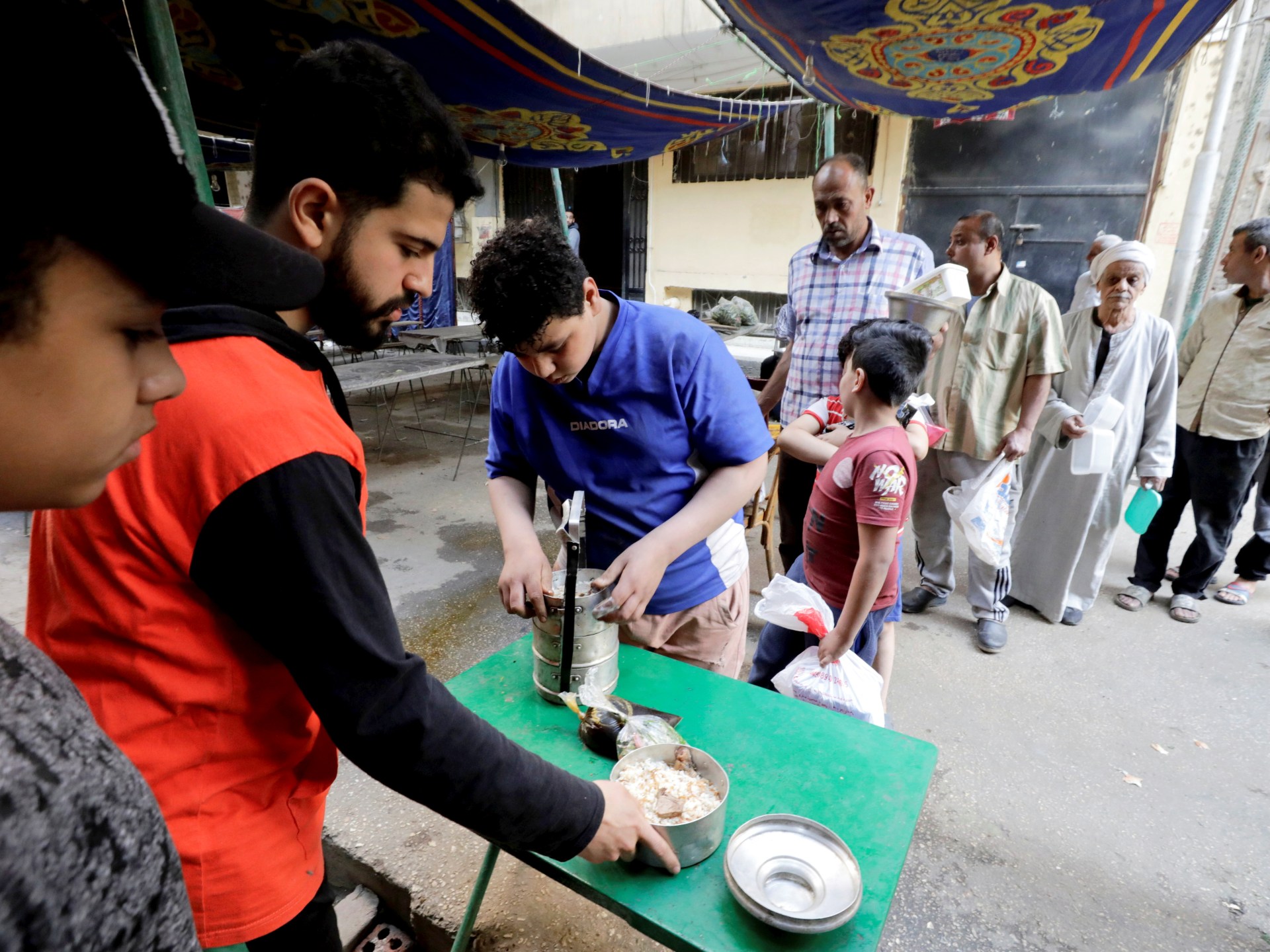 Despite inflation, Egyptians dig deep to give charity in Ramadan