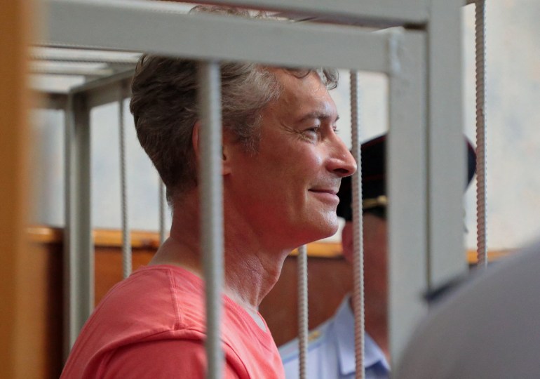 Russian opposition politician Yevgeny Roizman, detained and being investigated for criticizing Russia's involvement in the military conflict in Ukraine, stands inside a defendants' cage as he attends a court hearing in Yekaterinburg, Russia August 25, 2022. Natalia Chernokhatova/Octagon.Media via REUTERS ATTENTION EDITORS - THIS IMAGE HAS BEEN SUPPLIED BY A THIRD PARTY.
