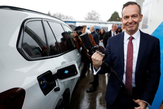 Transport and Digital Infrastructure Minister, Volker Wissing (FDP) fills up an iX5 Hydrogen BMW car