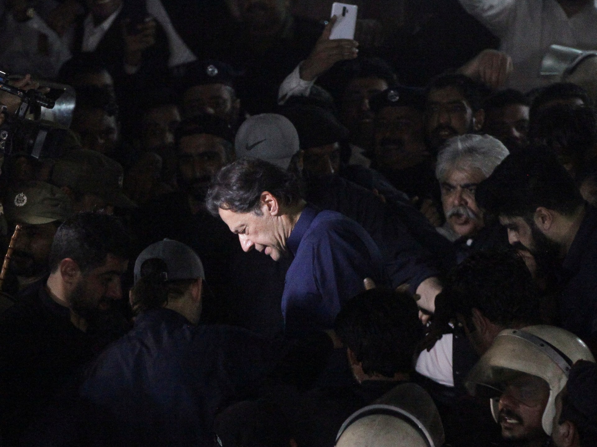 إطلاق الغاز المسيل للدموع خارج مقر إقامة رئيس الوزراء السابق عمران خان في باكستان |  عمران خان نيوز