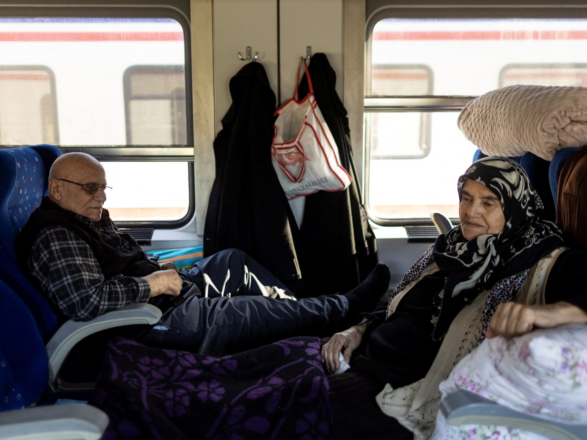 Keluarga Turki berlindung di kereta setelah gempa besar |  Berita gempa Turki-Suriah
