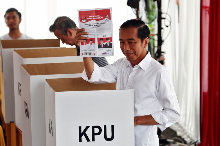 FILE PHOTO: Indonesian President Joko Widodo casts his ballot during elections in Jakarta, Indonesia April 17, 2019. REUTERS/Edgar Su/File Photo