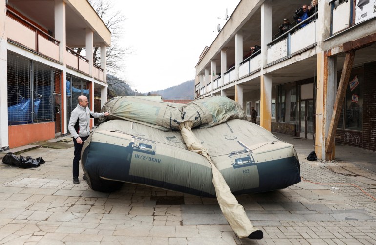 2023년 3월 6일 체코 공화국 데친에서 열린 미디어 프레젠테이션에서 작업자가 적의 공격을 혼란시키는 데 사용되는 군용 차량의 팽창식 미끼를 준비하고 있습니다. REUTERS/Eva Korinkova REFILE - 올바른 미끼 유형