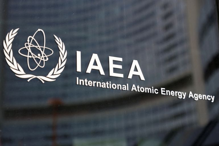 파일 사진: 2023년 3월 6일 오스트리아 비엔나에 있는 IAEA(국제 원자력 기구) 본부에서 로고가 보인다. REUTERS/Leonhard Foeger/파일 사진