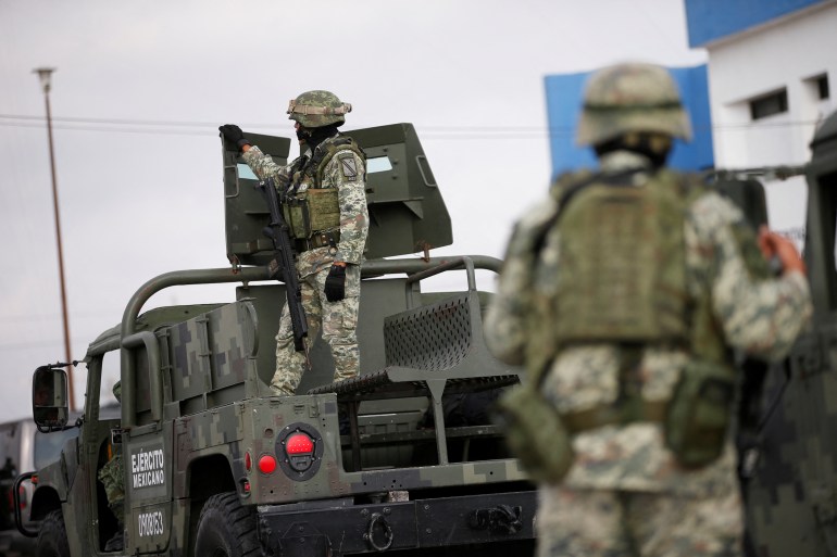Soldados montam guarda enquanto repatriam os corpos de americanos mortos em um sequestro no norte do México