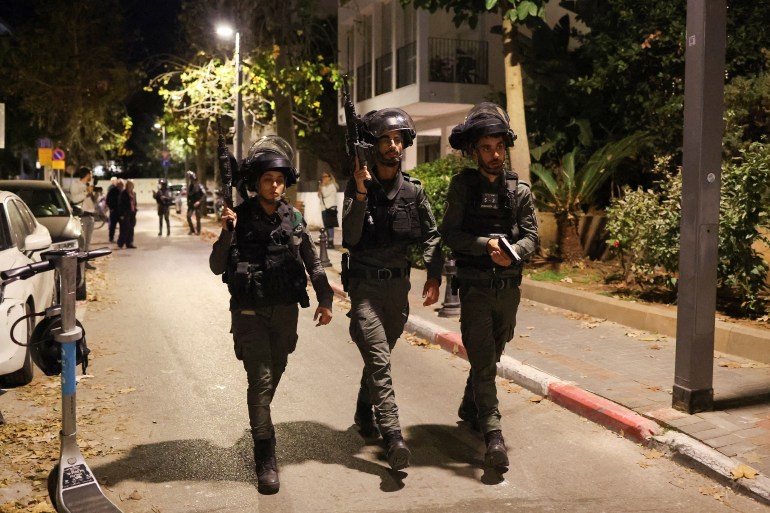 Agentes de segurança israelenses trabalham no local de um suposto ataque a tiros no centro de Tel Aviv