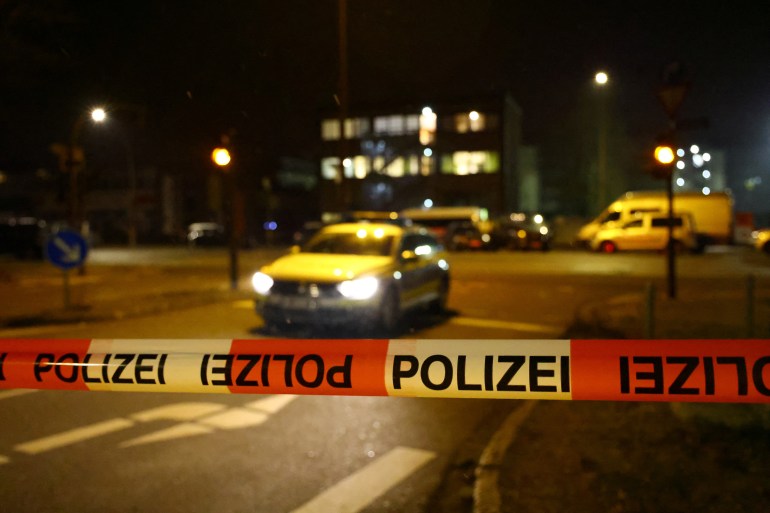 Almanya'nın Hamburg kentinde 10 Mart 2023'te meydana gelen ölümcül bir silahlı saldırının ardından olay yerindeki polis bandından bir görüntü. REUTERS/Fabrizio Bensch