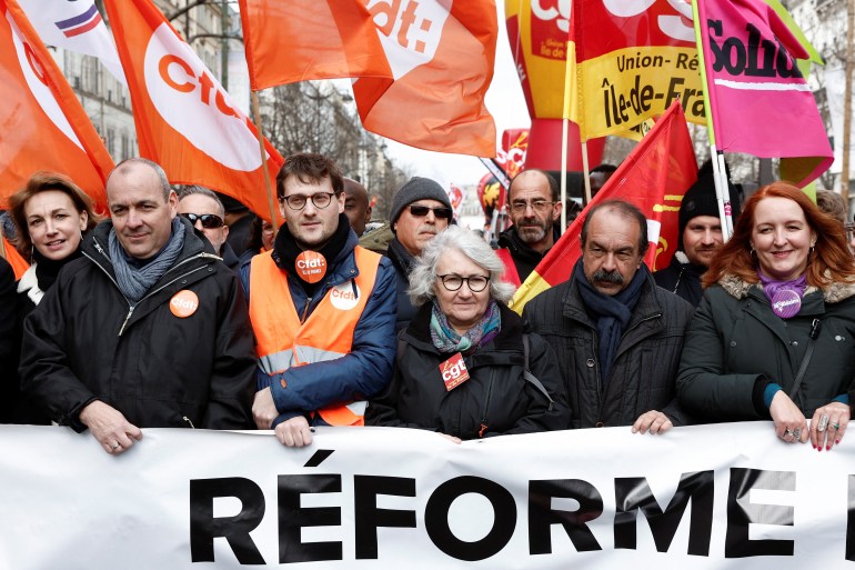 Francúzske odbory protestujú proti vládnemu plánu dôchodkovej reformy v Paríži 11. marca 2023.