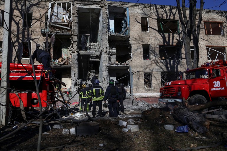 救援人員在 2023 年 3 月 14 日在烏克蘭克拉馬托爾斯克的俄羅斯導彈襲擊中受損的住宅樓現場工作。
