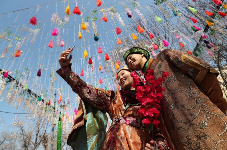 Bahar ekinoksunu kutlayan eski bir tatil olan Nauryz'i kutlayan bir festival sırasında katılımcılar selfie çekiyor