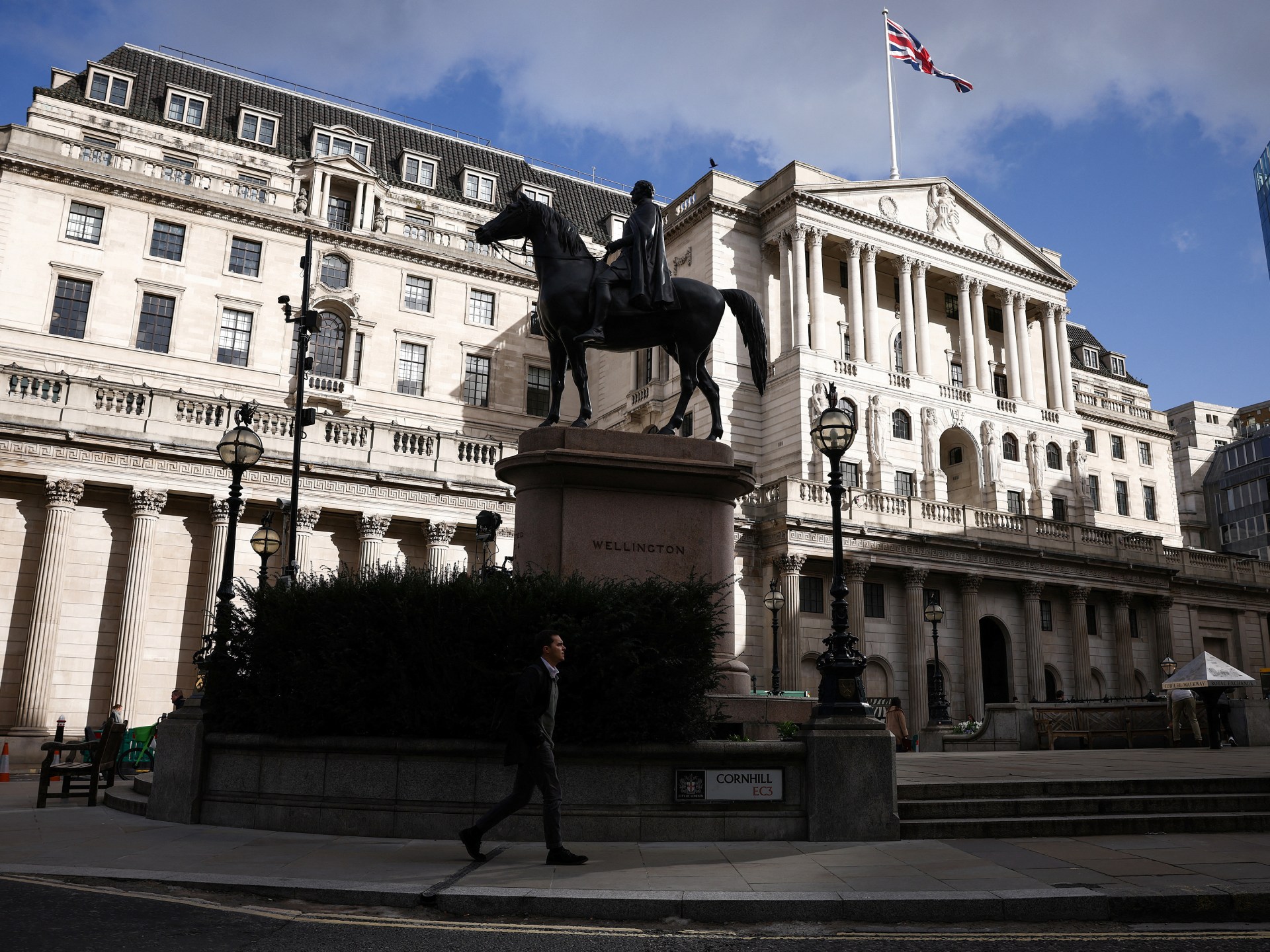 Банк Англии повышает процентную ставку до 4,25% |  Бизнес и экономика