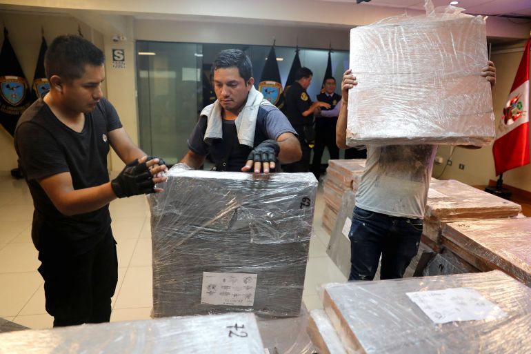 Members of the Peruvian National Peru police carry drug camouflaged in majolica