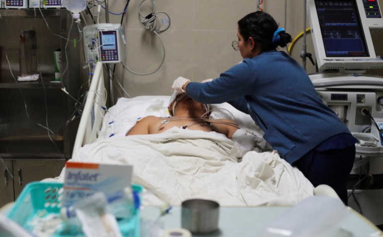 Seorang perawat merawat seorang migran yang menjadi salah satu korban kebakaran yang terjadi Senin malam di pusat penahanan migran, di Rumah Sakit Umum Ciudad Juarez.