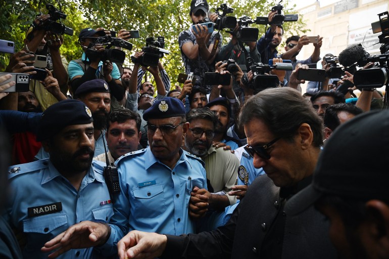 O ex-primeiro-ministro do Paquistão, Imran Khan (R), chega para comparecer perante o Supremo Tribunal em Islamabad em 22 de setembro de 2022