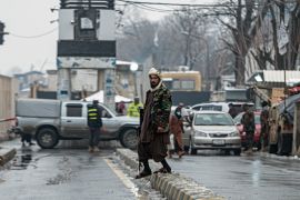 A Taliban soldier stands guard near Afghanistan&#39;s foreign ministry in Kabul [File: Wakil Kohsar/AFP]