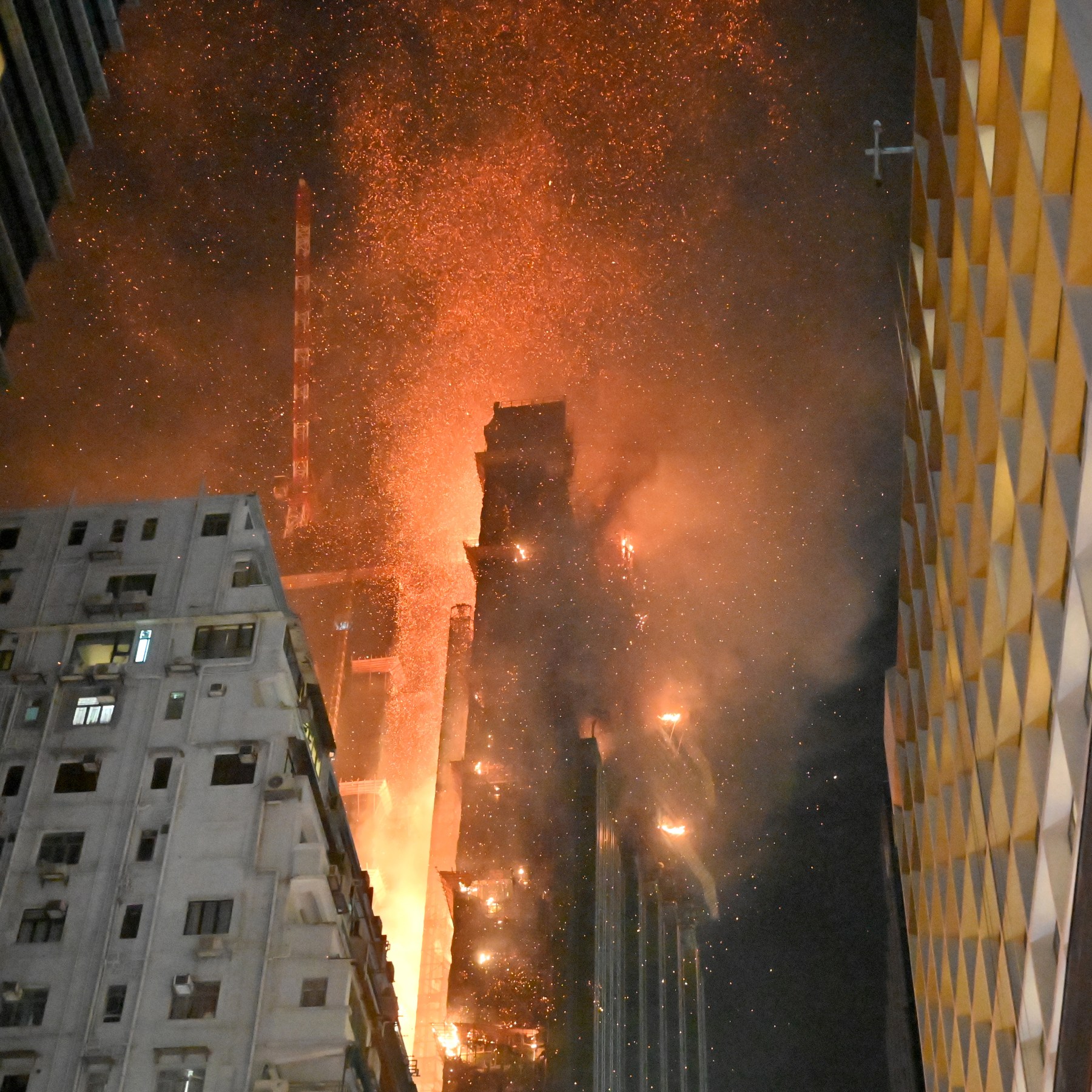 Incendio en el rascacielos (Iguro, Tomioka y Tanjiro) 33AE2AV-highres