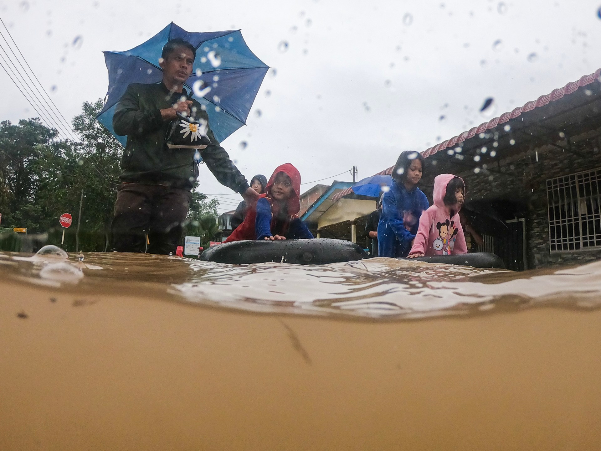 数千人在马来西亚南部洪水中被迫离开家园| 洪水新闻