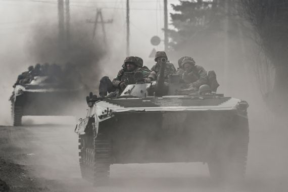 Ukrainian servicemen head toward Bakhmut in BMP infantry fighting vehicles, in eastern Ukraine on March 22, 2023. (Photo by Aris Messinis / AFP)