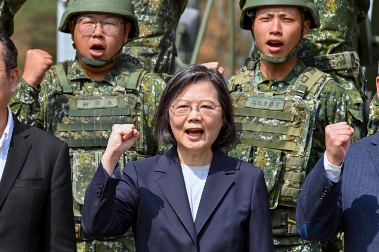 A presidente de Taiwan, Tsai Ing-wen (C), posa para fotos com soldados de engenharia de combate.
