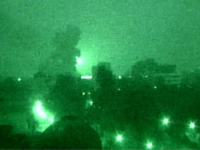 Humo saliendo de un ataque con misiles en una foto de visión nocturna