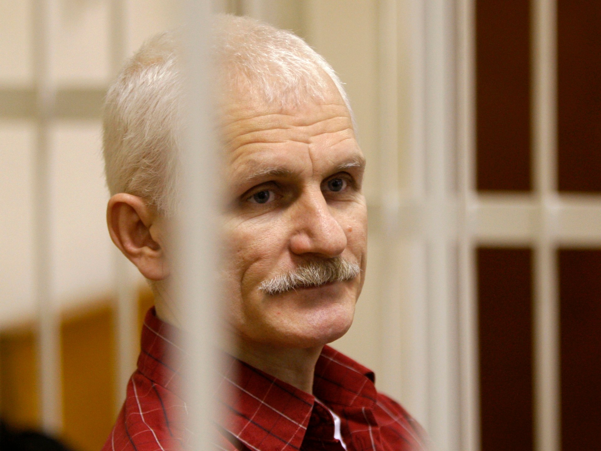 Belarus menghukum peraih Nobel Bialiatski 10 tahun penjara |  Berita