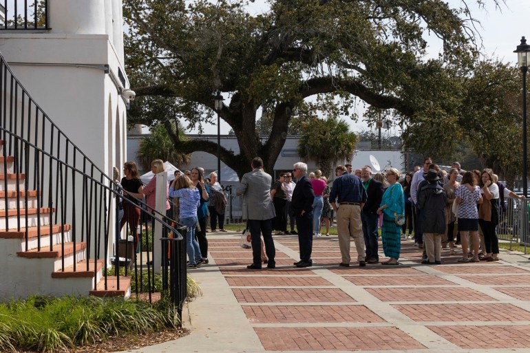 A long line forms outside the courthouse