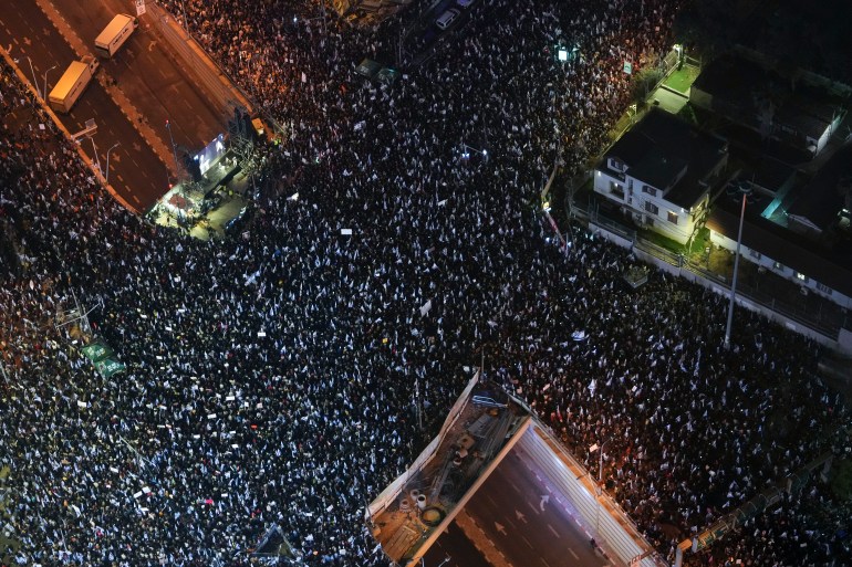수만 명의 이스라엘인들이 2023년 3월 4일 토요일 이스라엘 텔아비브에서 베냐민 네타냐후 총리의 새 정부의 사법 체계 개편 계획에 반대하는 시위를 벌이고 있습니다. (AP Photo/Tsafrir Abayov)
