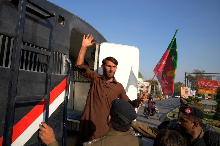 الشرطة تعتقل مؤيدا لرئيس الوزراء الباكستاني السابق عمران خان في لاهور.