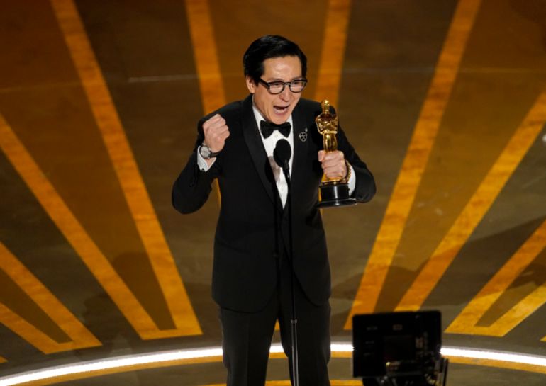 Ke Huy Quan receiving his Oscar