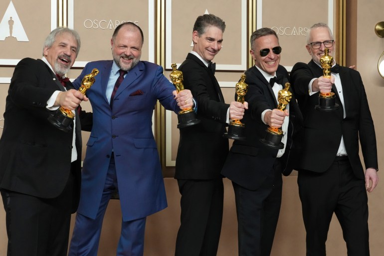 Beş adam Oscar'larını uzatıyor