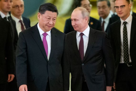 Xi Jinping and Vladimir Putin walking and talking