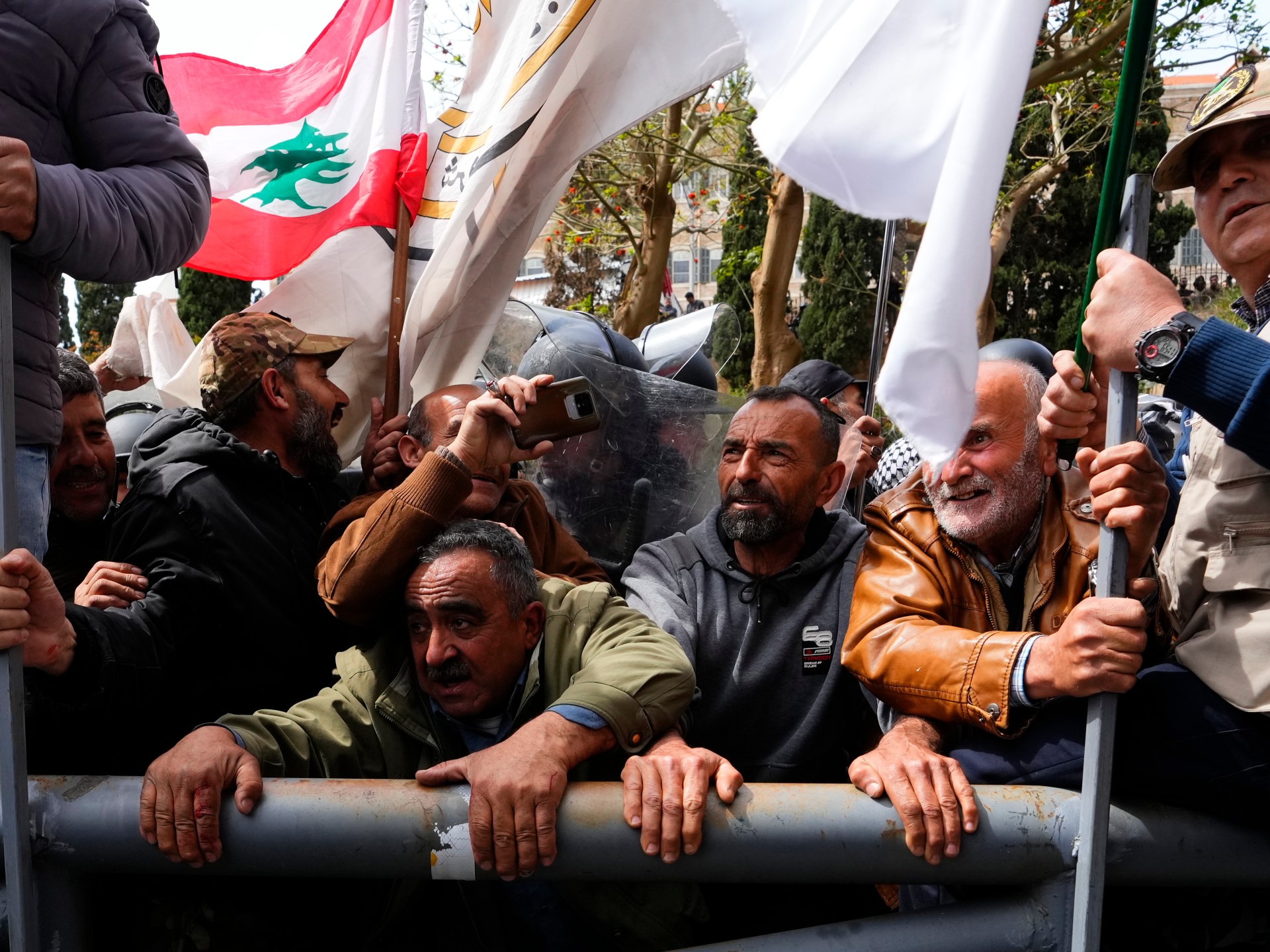 Gaz lacrymogène et affrontements alors que les Libanais sont indignés par la crise économique |  Protestations Nouvelles