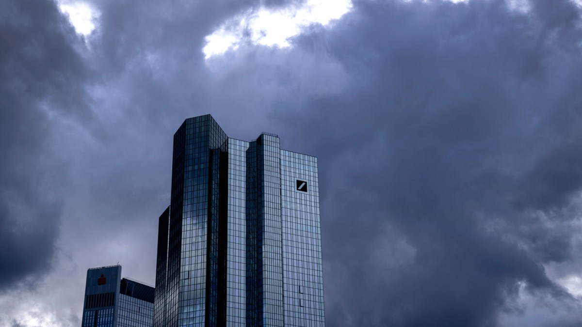 Shares in Deutsche Bank drop as global banking worries persist