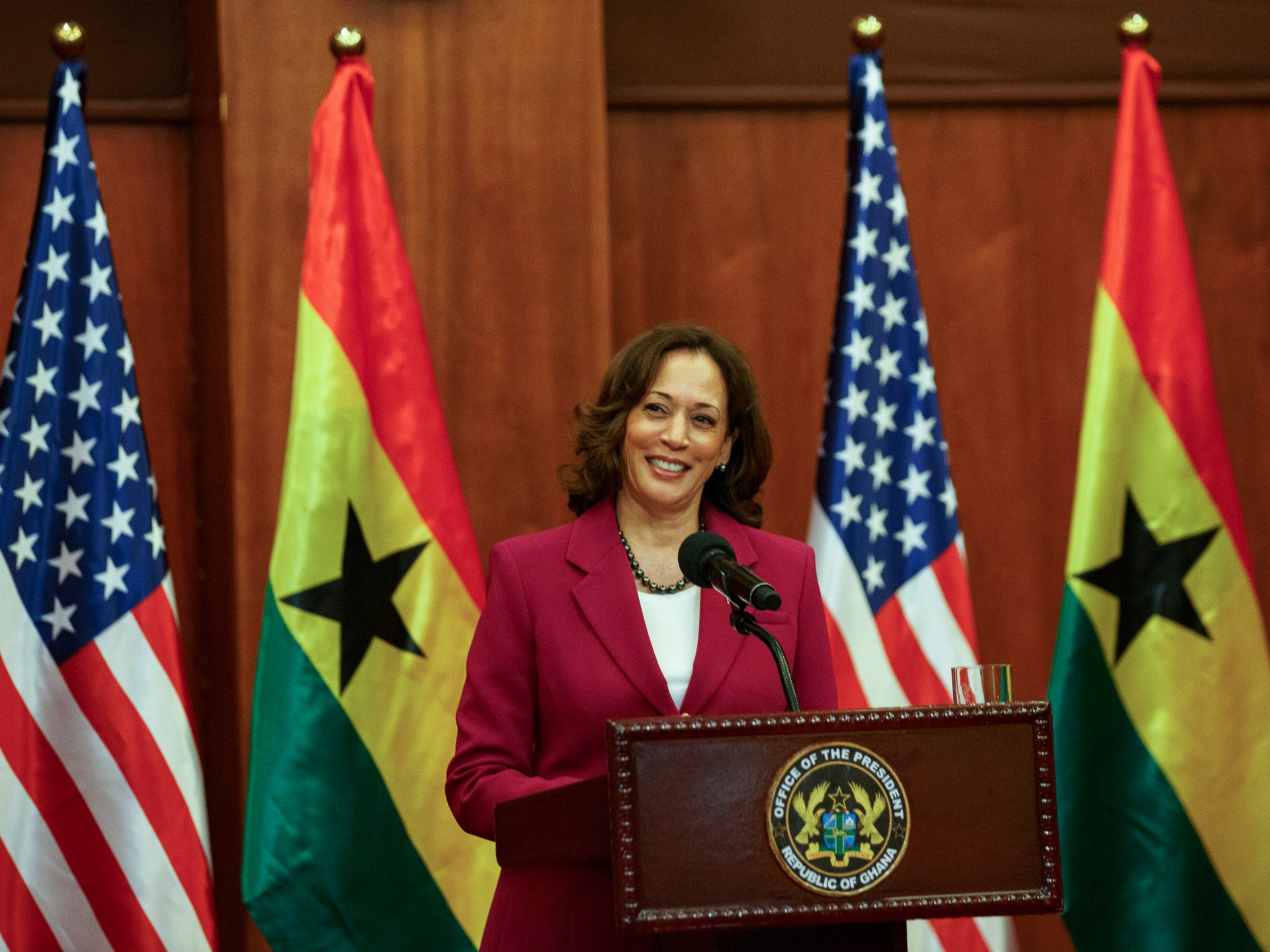 VP Harris AS mengatakan ‘sejarah harus diajarkan’ di puri budak Ghana |  Berita Sejarah