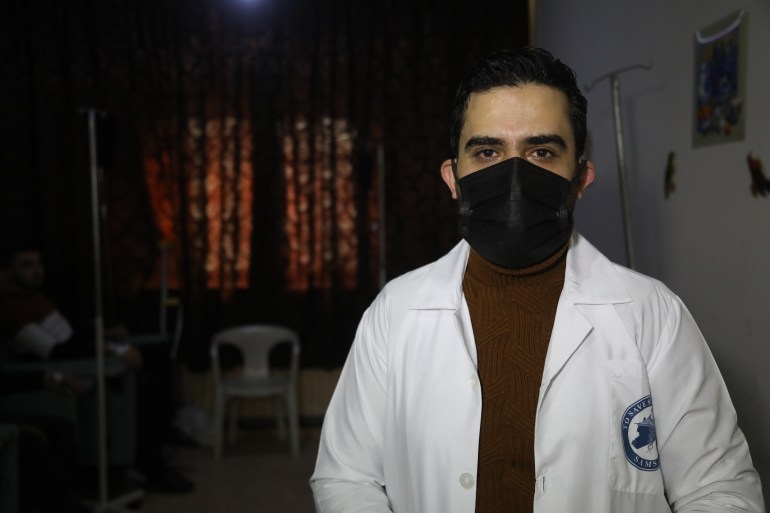 Dr. Jamo, memakai masker wajah hitam dan jas putih