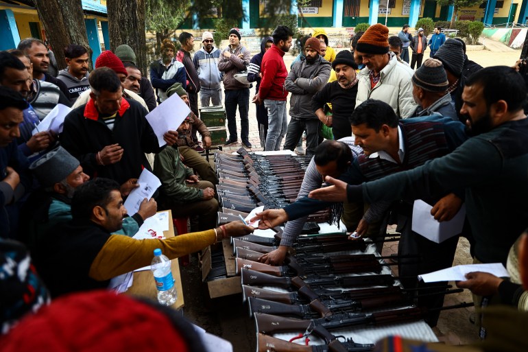 As autoridades distribuem rifles SLR entre ex-militares depois que os grupos de defesa do vilarejo ou VDCs foram reformados no vilarejo Dhangri de Rajouri Jammu e Caxemira