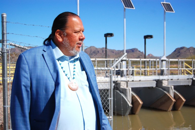Gubernur Komunitas Indian Sungai Gila, Stephen Lewis, berdiri di samping situs pengisian ulang akuifer yang dikelola di Komunitas Indian Sungai Gila, Arizona, AS