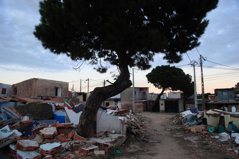 Puing-puing konstruksi dan puing-puing rumah di Segundo Torrao, setelah penghancuran