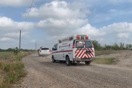 Ένα ασθενοφόρο μεταφέρει δύο Αμερικανούς που βρέθηκαν ζωντανοί μετά την απαγωγή τους την περασμένη εβδομάδα στην πόλη Matamoros [AP Photo]
