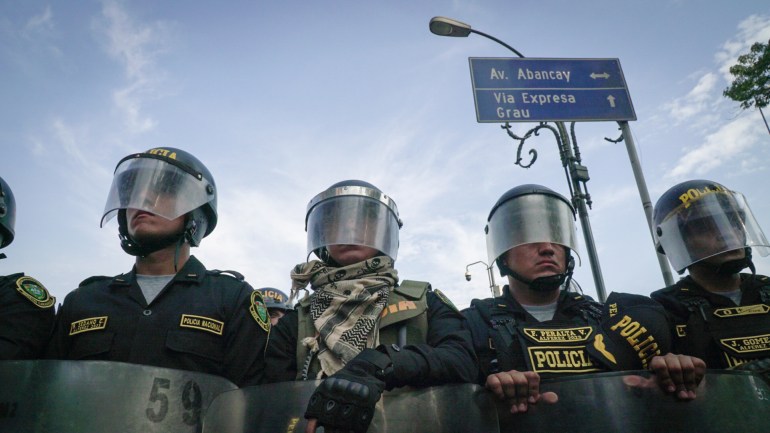خط من شرطة مكافحة الشغب في ليما ، بيرو ، في مواجهة المتظاهرين المناهضين للحكومة في يناير كانون الثاني