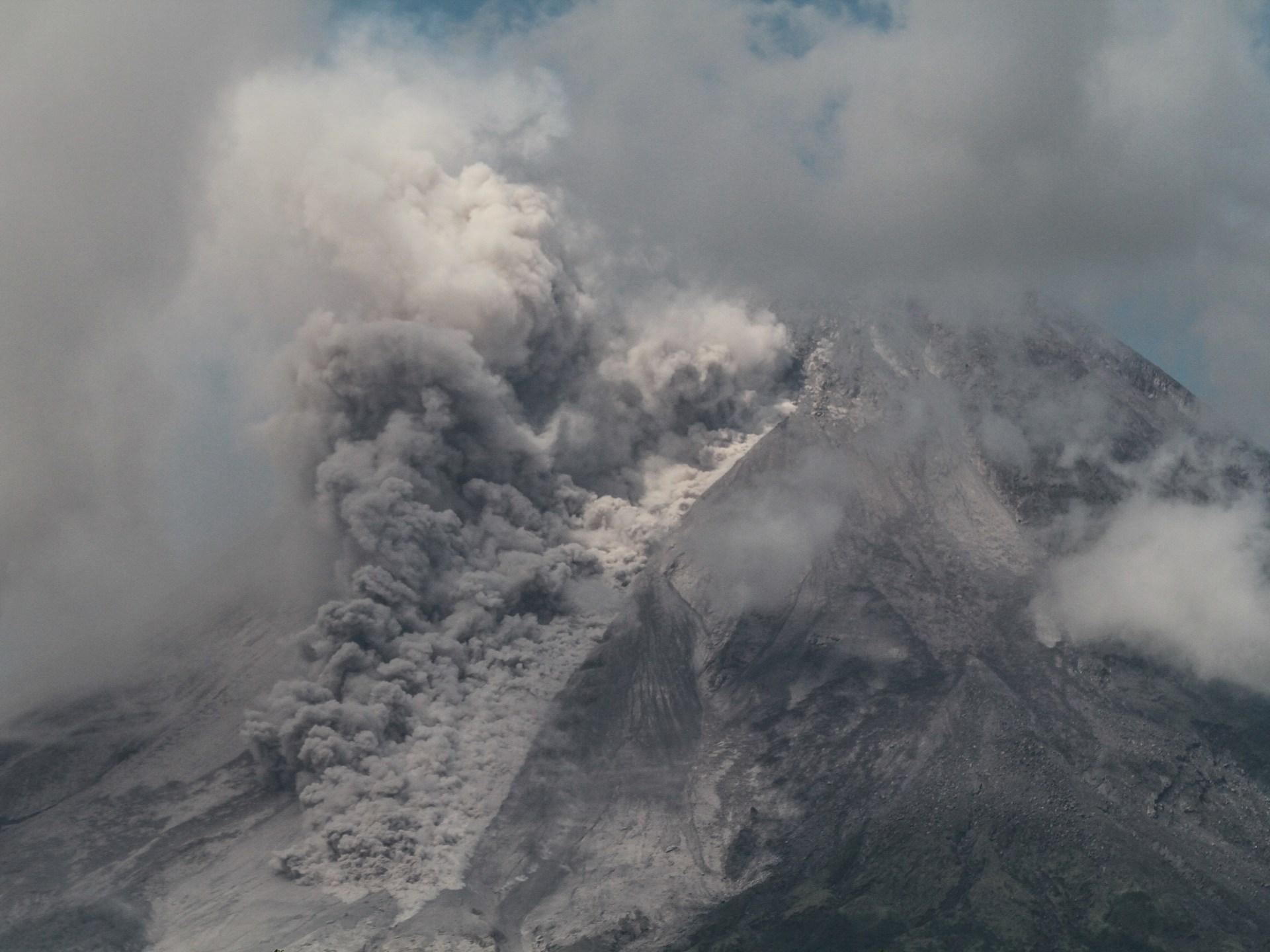 Gunung Merapi di Indonesia meletus, menutupi desa-desa dalam abu |  Berita