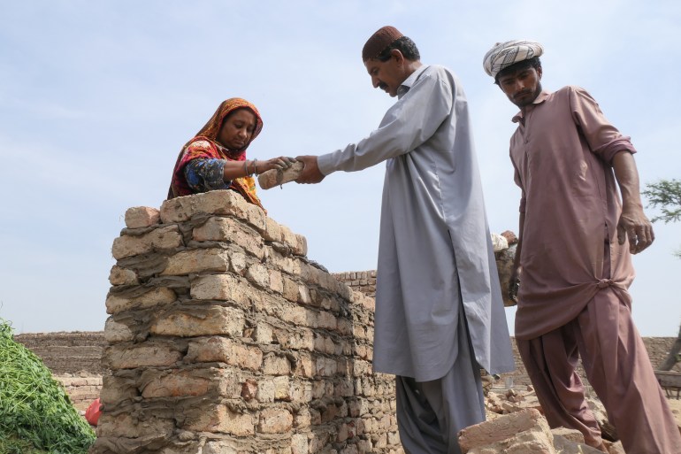 Seema Chandio sedang membangun rumahnya bersama suaminya Mustafa Ali