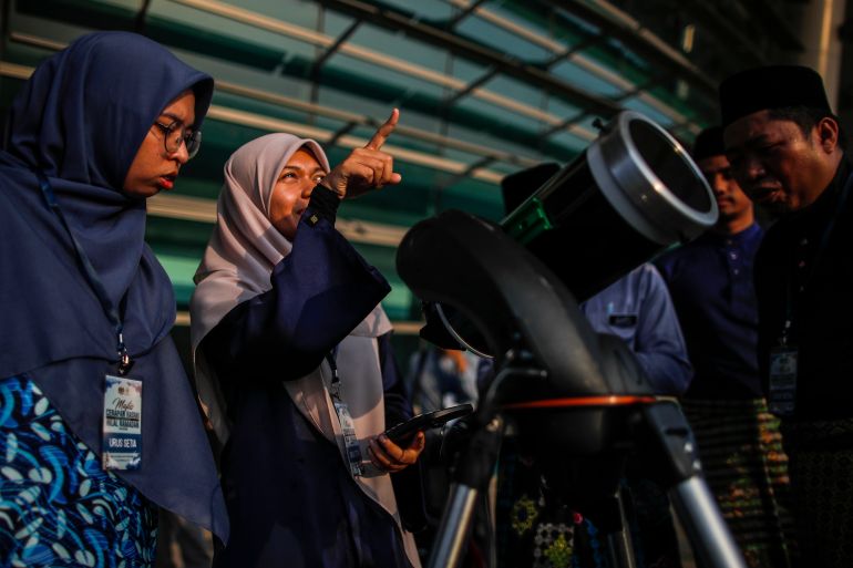 Malaysian Islamic religious officers observe the position of the moon to determine the sighting of the crescent moon in Putrajaya, Malaysia, March 22, 2023 [EPA Images]