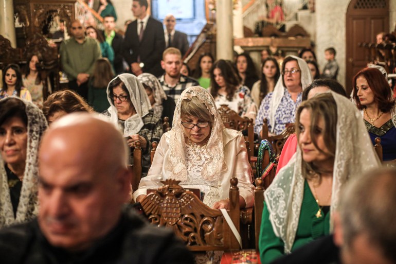 Jemaat di gereja Ortodoks Yunani di Kota Tua Gaza