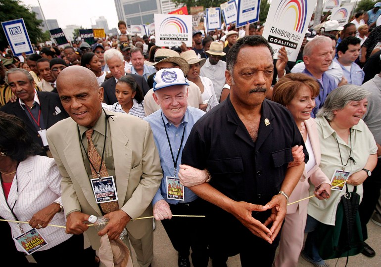 Harry Belafonte dengan Jesse Jackson selama pawai